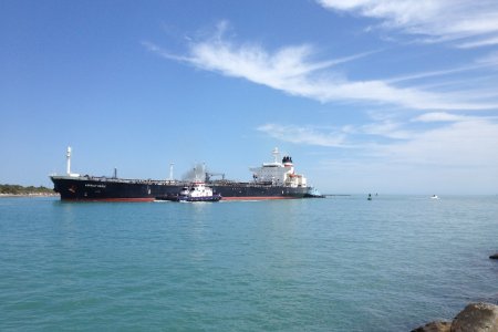 Vrachtschip bij onze Jetty Campground